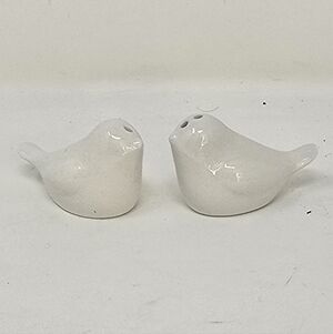 Vintage small birds salt pepper shakers ceramic porcelain white kitchen decor